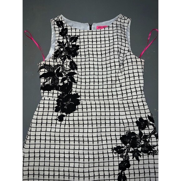Betsey Johnson Women's Floral-Applique Sheath Dress (14,  Ivory/Black) - Picture 6 of 8